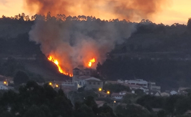 Un coche averiado causa un incendio en la Tercera Ronda a la altura de Culleredo