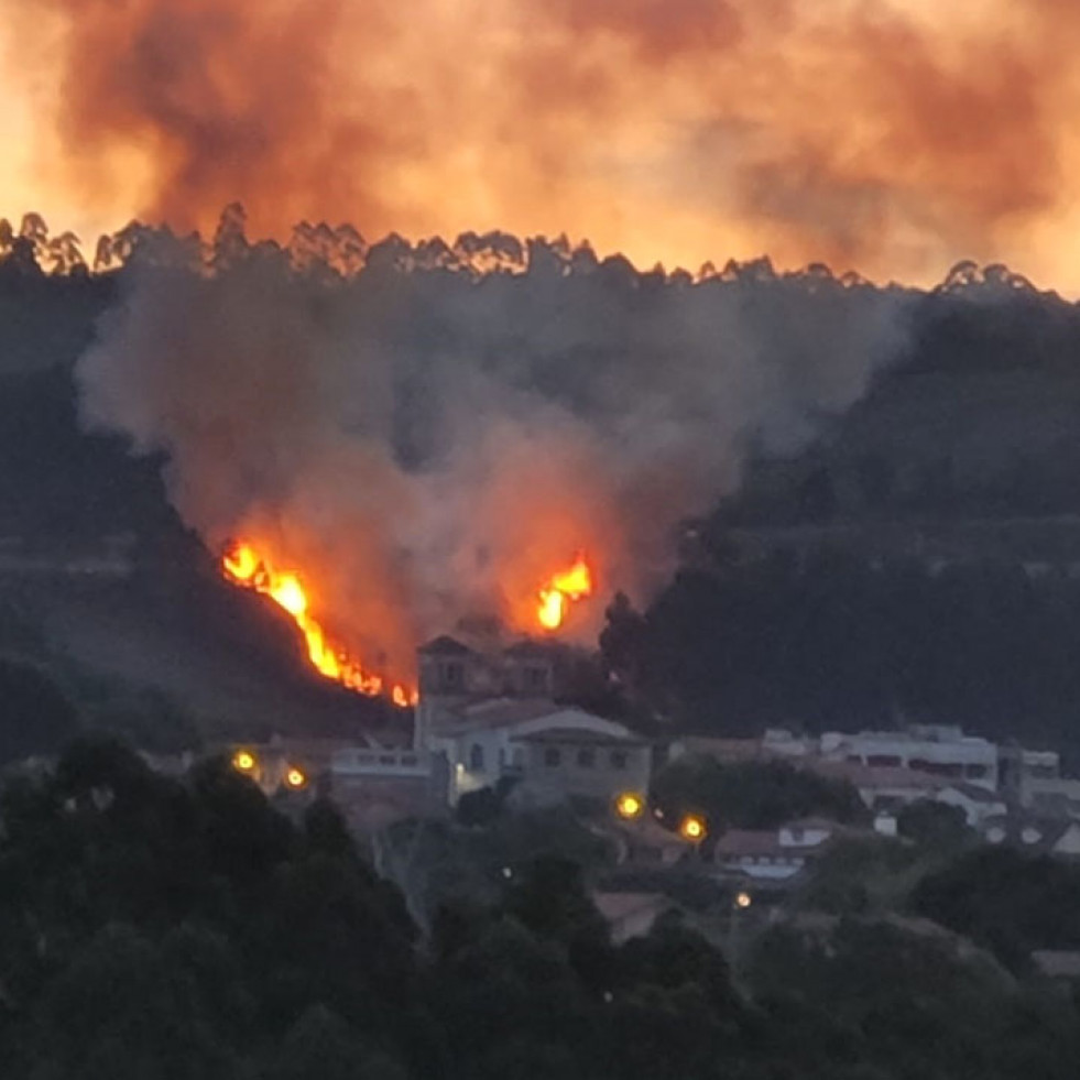 Un coche averiado causa un incendio en la Tercera Ronda a la altura de Culleredo