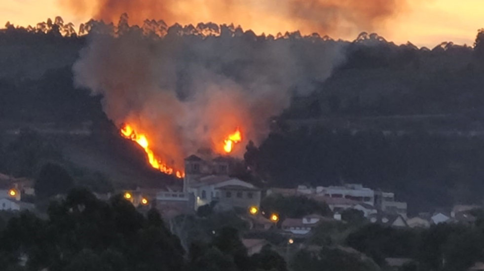 Un coche averiado causa un incendio en la Tercera Ronda a la altura de Culleredo