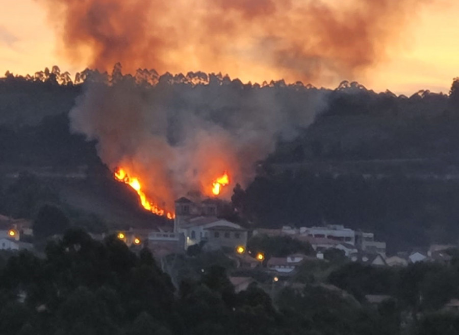Un coche averiado causa un incendio en la Tercera Ronda a la altura de Culleredo