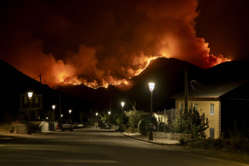 CARBALLEDA DE VALDEORRAS (OURENSE), 23/08/2025.- Vista del incendio que permanece activo este sábado en Casaio, Carballeda de Valdeorras (Ourense). EFE/Brais Lorenzo