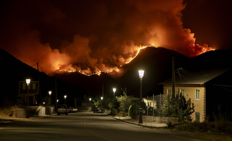 La situación de los incendios en Galicia mejora aunque los de Chandrexa y Trevinca siguen activos