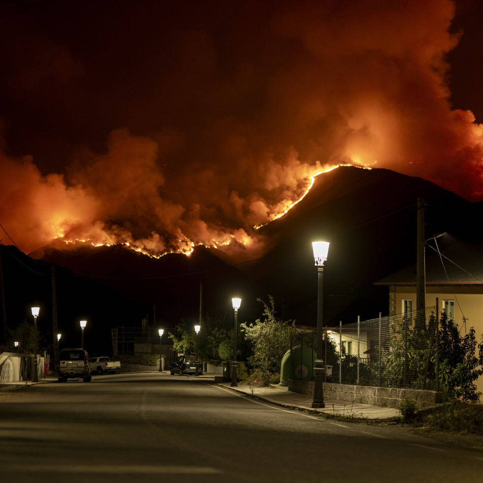 La situación de los incendios en Galicia mejora aunque los de Chandrexa y Trevinca siguen activos