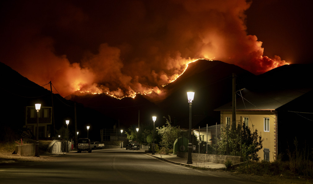 La situación de los incendios en Galicia mejora aunque los de Chandrexa y Trevinca siguen activos