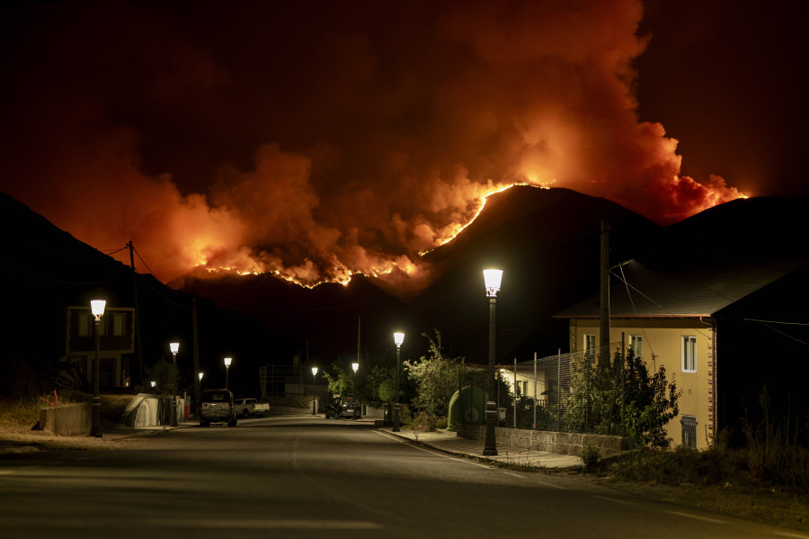 La situación de los incendios en Galicia mejora aunque los de Chandrexa y Trevinca siguen activos