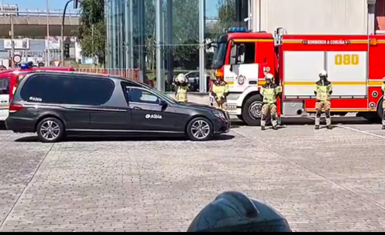 Los Bomberos de A Coruña despiden a un compañero con una ceremonia solemne en el parque