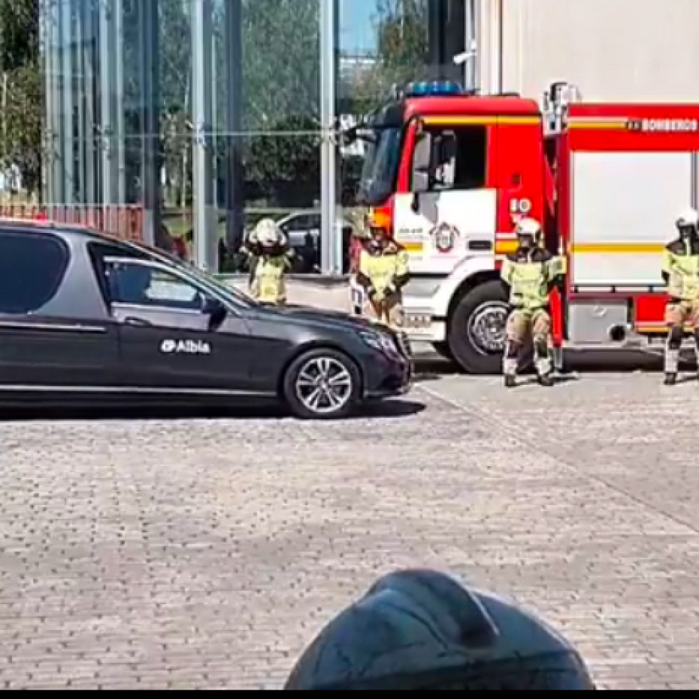 Los Bomberos de A Coruña despiden a un compañero con una ceremonia solemne en el parque