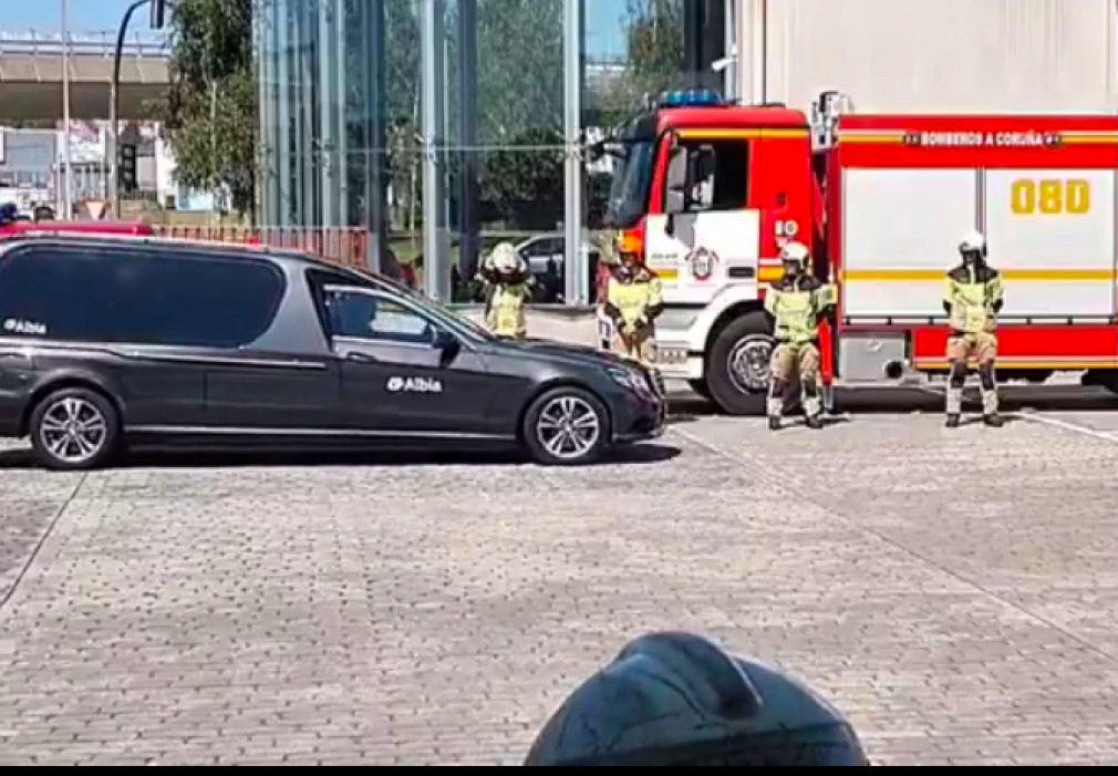 Los Bomberos de A Coruña despiden a un compañero con una ceremonia solemne en el parque