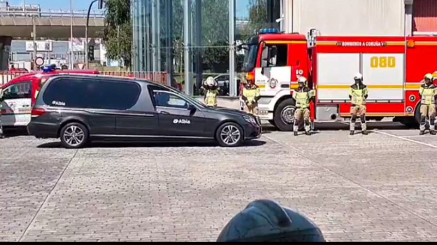 Los Bomberos de A Coruña despiden a un compañero con una ceremonia solemne en el parque