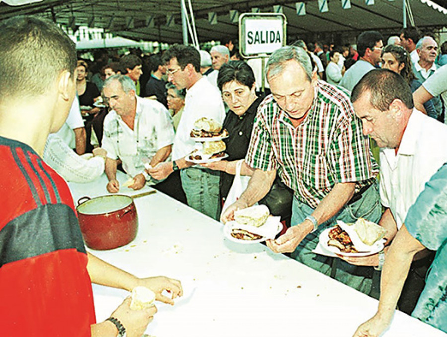 Hace 25 años |  Churrascada para más de 1.500 en Cambre y nuevo paseo en Miño