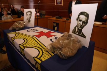 Entrega de los restos de dos antifranquistas asesinados a sus familias en Culleredo FOTO German Barreiros (6)