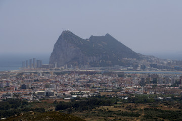 FOTODELDÍA LA LÍNEA DE LA CONCEPCIÓN (CÁDIZ), 11/06/2025.- La desaparición de la verja de Gibraltar, una de las consecuencias más visibles que tendrá el acuerdo para el encaje de la colonia tra