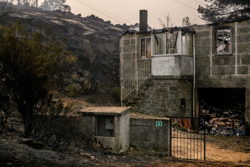 Chandrexa de Queixa (Ourense), 13/08/2025.- Vivienda calcinada por el incendio forestal de Chandrexa de Queixa (Ourense). EFE/Brais Lorenzo