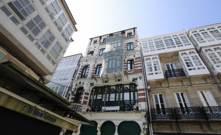 Una joya modernista de A Coruña se esconde tras una lona para ser rehabilitada