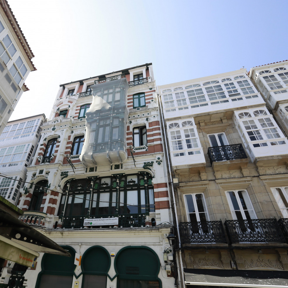 Una joya modernista de A Coruña se esconde tras una lona para ser rehabilitada