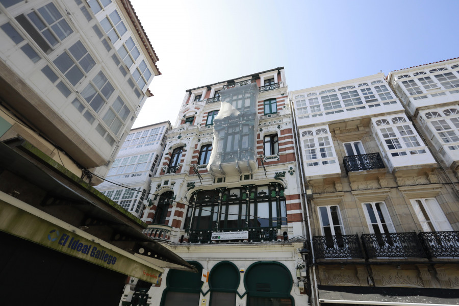 Una joya modernista de A Coruña se esconde tras una lona para ser rehabilitada