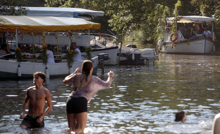 Cientos de personas despiden el San Roque con la segunda jira fluvial a Os Caneiros