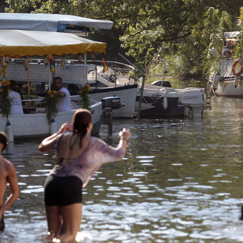 Cientos de personas despiden el San Roque con la segunda jira fluvial a Os Caneiros
