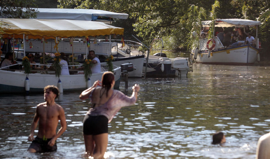Cientos de personas despiden el San Roque con la segunda jira fluvial a Os Caneiros