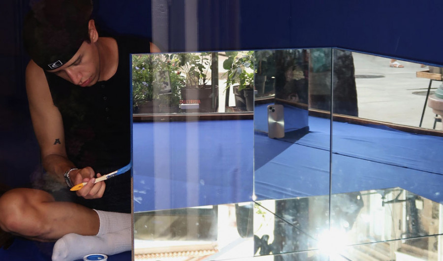 El escaparate de A Coruña que se convirtió en un montaje artístico