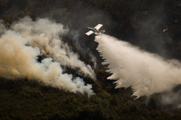 EuropaPress 6915488 efectivos aereos bomberos labores extincion incendio avion 25 agosto 2025 avion 14522733